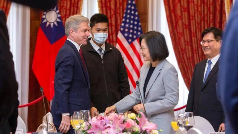 美國(guó)警告稱不會(huì)被解放軍圍島軍演嚇到，揚(yáng)言要在臺(tái)駐軍，援助武器(圖1)