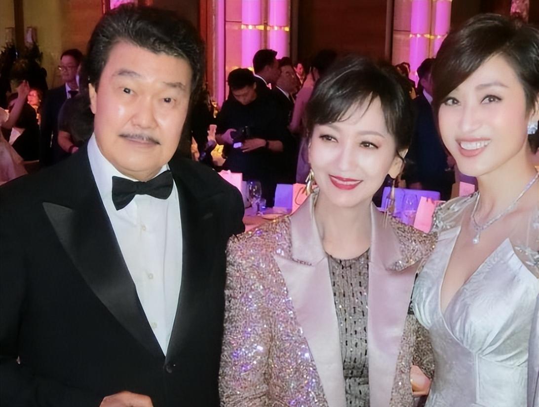 一眾港星喝酒聚會！80歲許冠文老當(dāng)益壯，56歲葉子楣身材仍出眾(圖24)