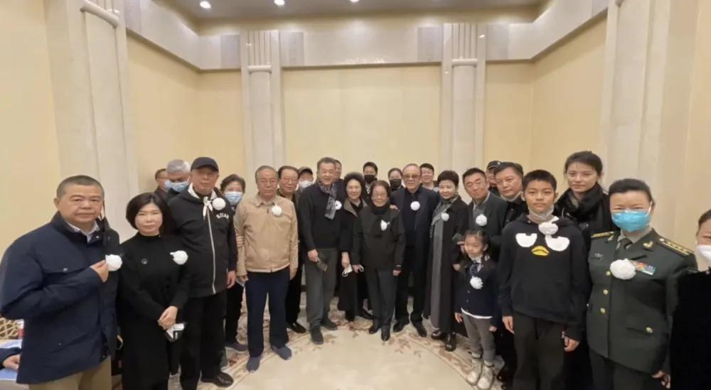 告別儀式合影曝光，李雙江白雪董文華神情嚴肅，黃宏笑容惹爭議(圖2)
