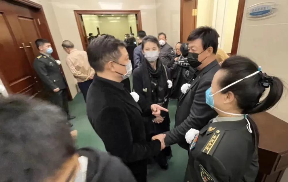 告別儀式合影曝光，李雙江白雪董文華神情嚴肅，黃宏笑容惹爭議(圖18)