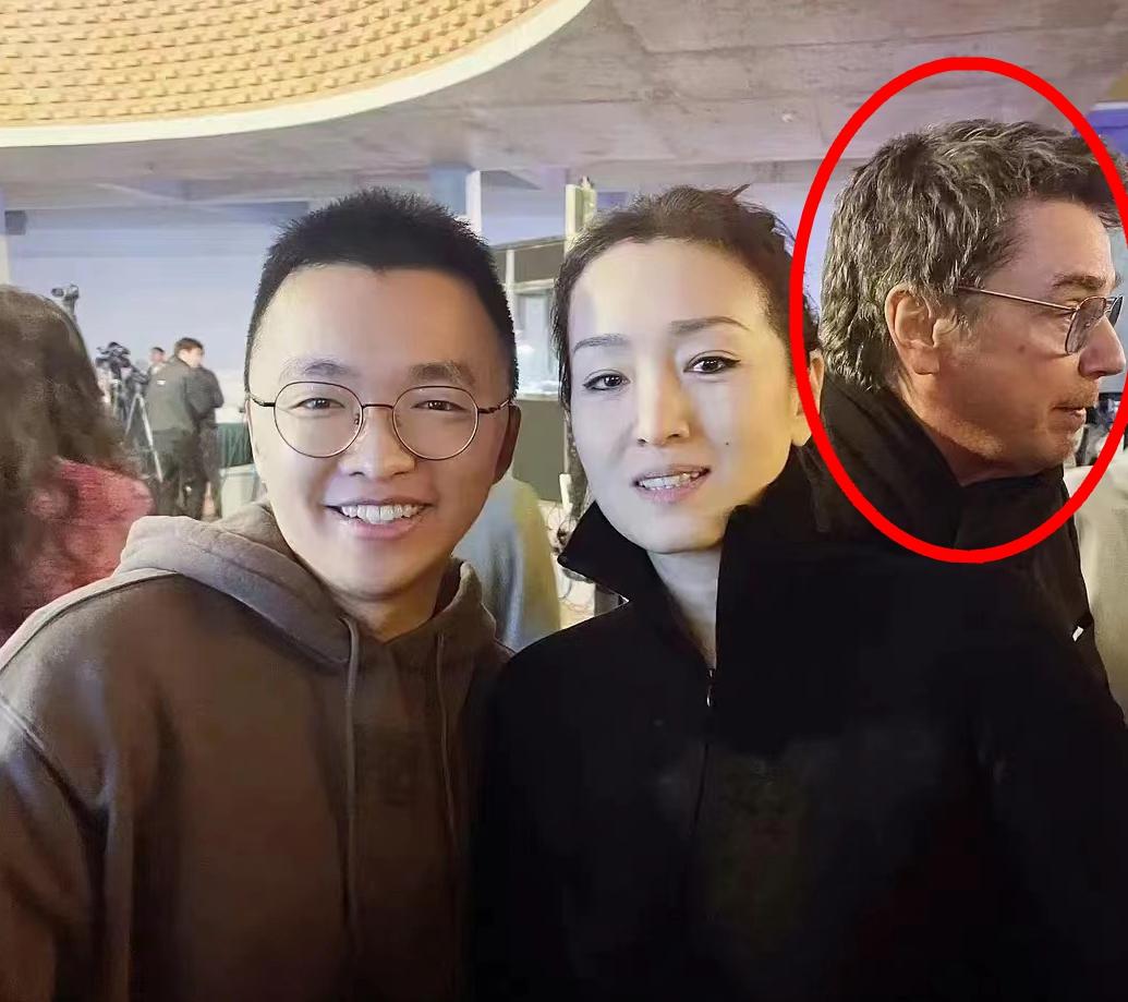 鞏俐夫婦陪法國總統(tǒng)訪華，看到黃渤逗樂馬克龍，鼓掌笑出表情包(圖17)