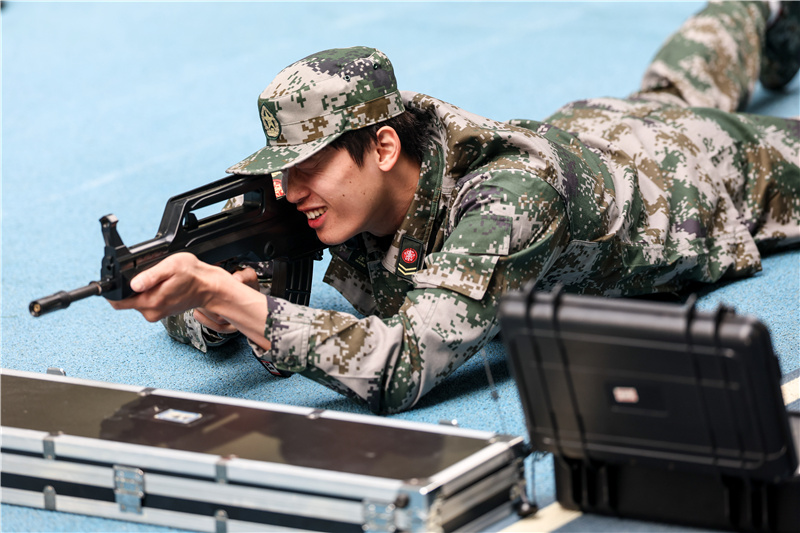 學習軍人扎實作風  國家游泳隊軍訓新體驗