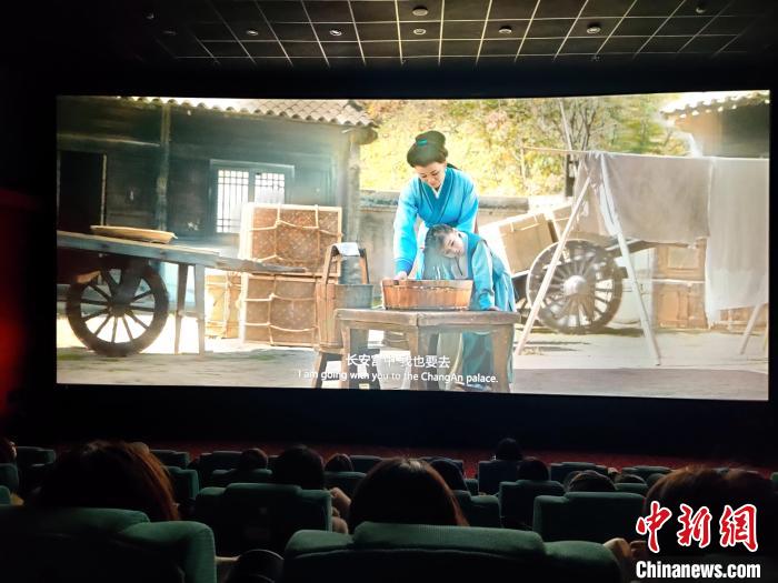 越劇電影《漢文皇后》福建首映 導(dǎo)演錢勇攜主創(chuàng)亮相(圖2) 越劇電影《漢文皇后》福建首映 導(dǎo)演錢勇攜主創(chuàng)亮相(圖2)
