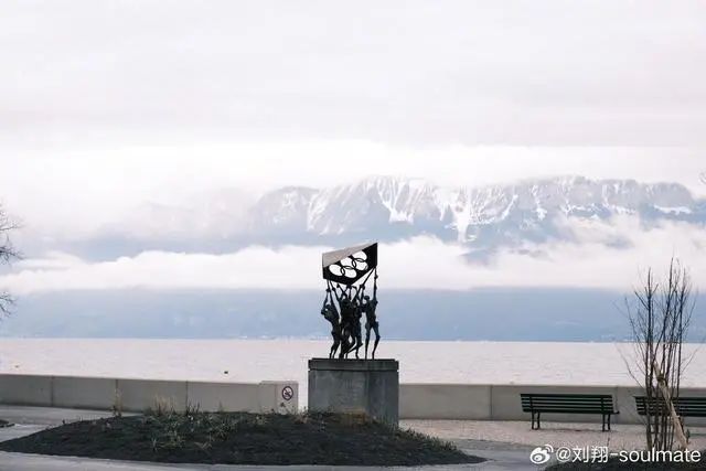 劉翔重回破世界紀錄奪冠地并配文稱：哥來看看