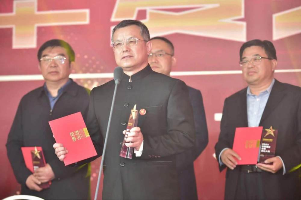 務(wù)實競進(jìn)載譽前行,四特酒榮獲“中國酒業(yè)華夏獎”兩項大獎(圖3) 務(wù)實競進(jìn)載譽前行,四特酒榮獲“中國酒業(yè)華夏獎”兩項大獎(圖3)