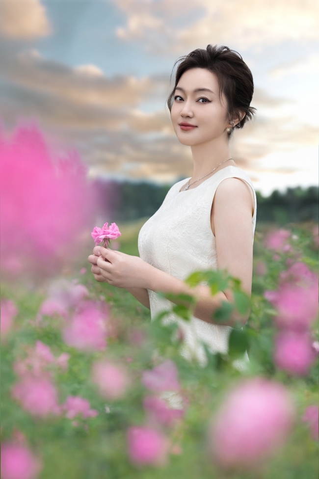 玫莉蔻十二載的熱愛(ài)與追求，展現(xiàn)了玫瑰護(hù)膚的絢爛之美(圖2)