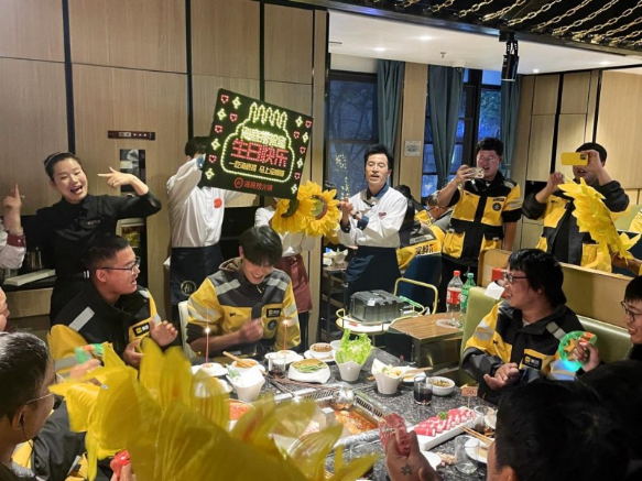 這個冬天不太冷!千名外賣員歡聚海底撈，共享冬日暖心火鍋宴