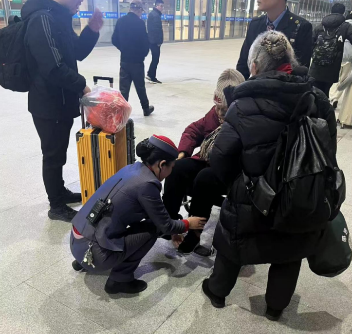 高鐵上的暖心守護：列車長細心照料八旬老人