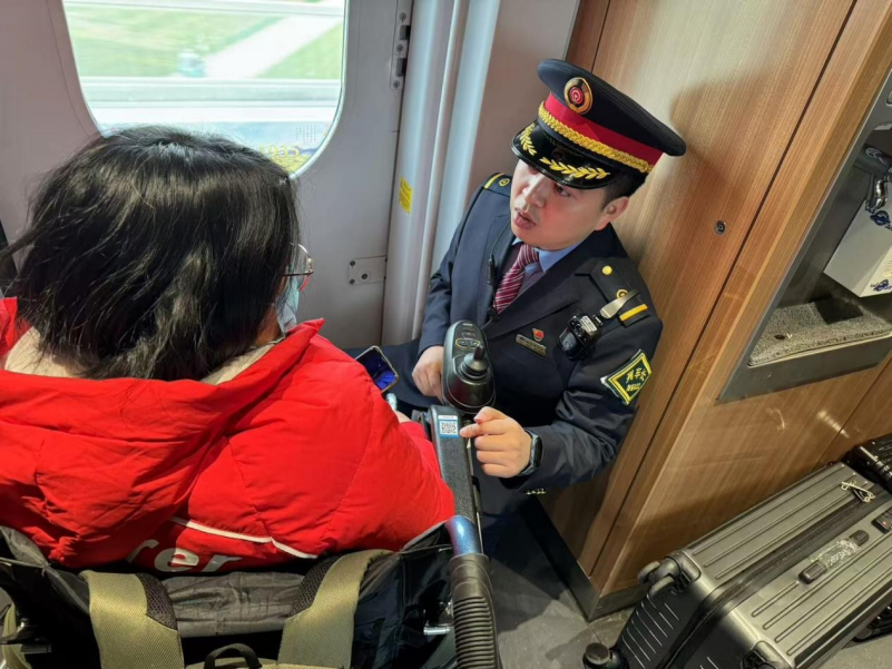 春運旅途中的溫暖守護——武楊成與G3298次列車的溫情故事