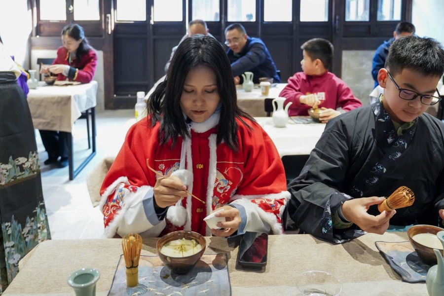 穿漢服、體驗(yàn)點(diǎn)茶、投壺……老外也來(lái)“鬧元宵”了