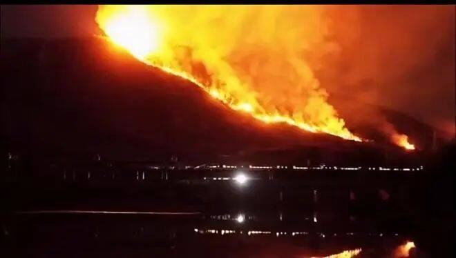 深夜緊急撲救！廣東清遠(yuǎn)高鐵站附近突發(fā)山火