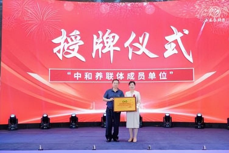 “守正創(chuàng)新 傳承致遠(yuǎn) 融合共贏”第一屆特色灸法傳承與創(chuàng)新大會在鄭州隆重舉行 (圖13) “守正創(chuàng)新 傳承致遠(yuǎn) 融合共贏”第一屆特色灸法傳承與創(chuàng)新大會在鄭州隆重舉行 (圖13)