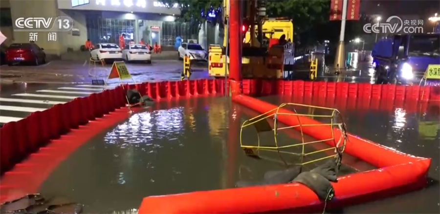 雨夜里的“排澇人”堅守崗位 減少道路積水對出行影響