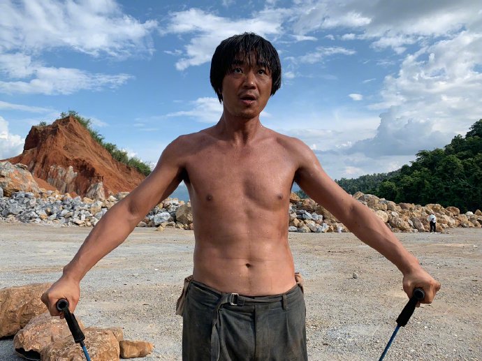《第八個嫌疑人》票房破2億 大鵬兌現承諾發腹肌照
